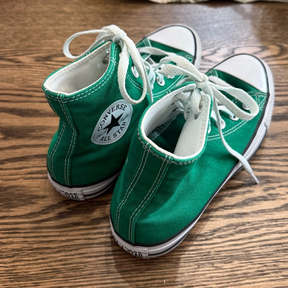 Converse Green Canvas Sneakers in great condition, worn only a couple of times
